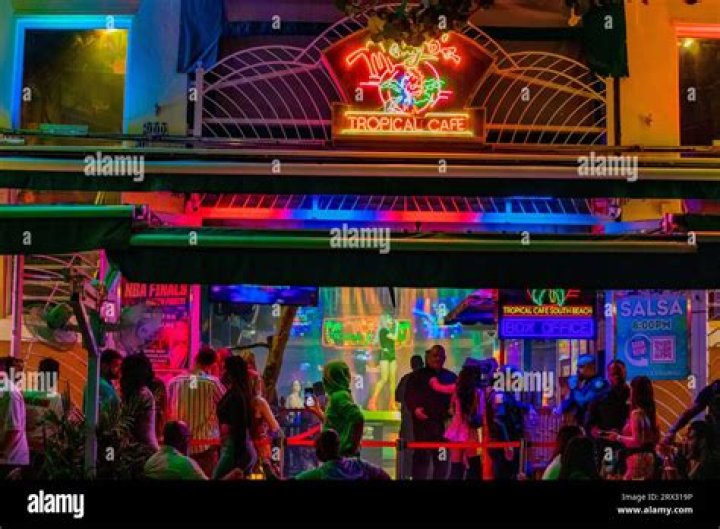 Mangos Cafe: The Ultimate Beachside Experience